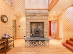 Country Lodge within Castle Ruins and own Loch 20 mins to St Andrews